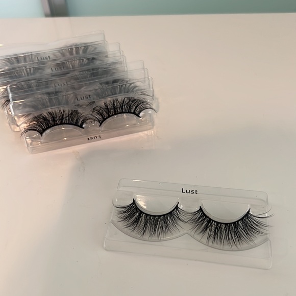 gorgeous wispy lashes - Picture 2 of 2